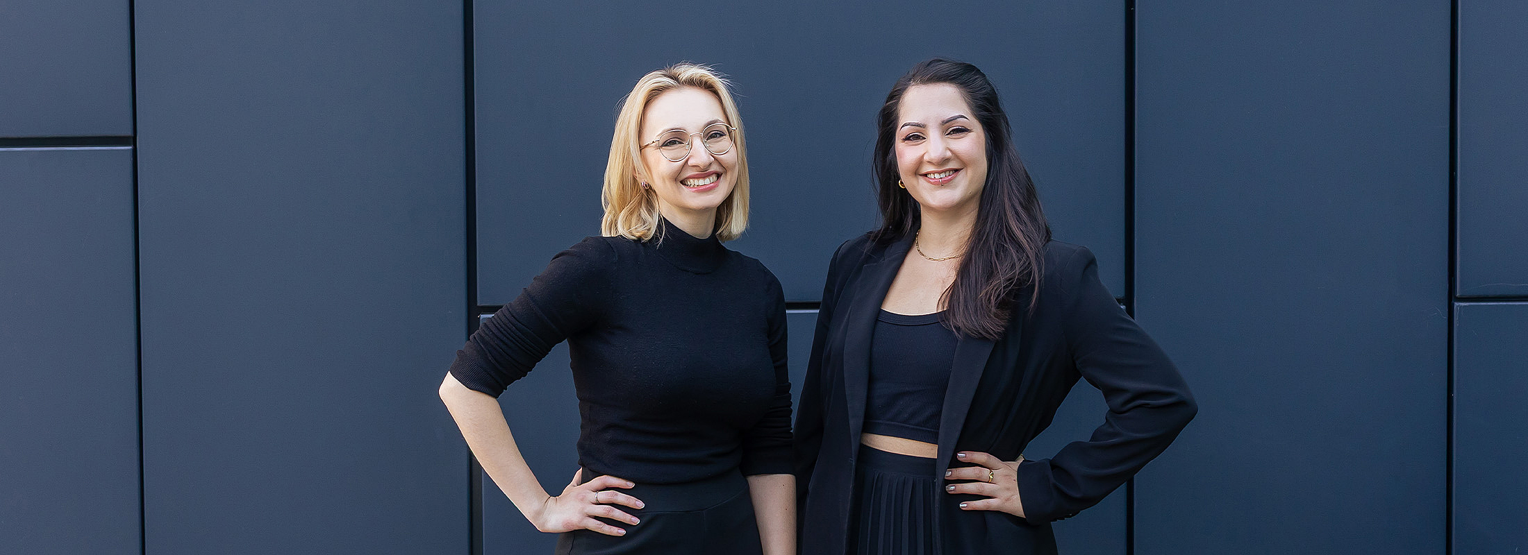 Die beiden UX/UI-Designerinnen der mindtwo GmbH, freundlich in die Kamera lächelnd
